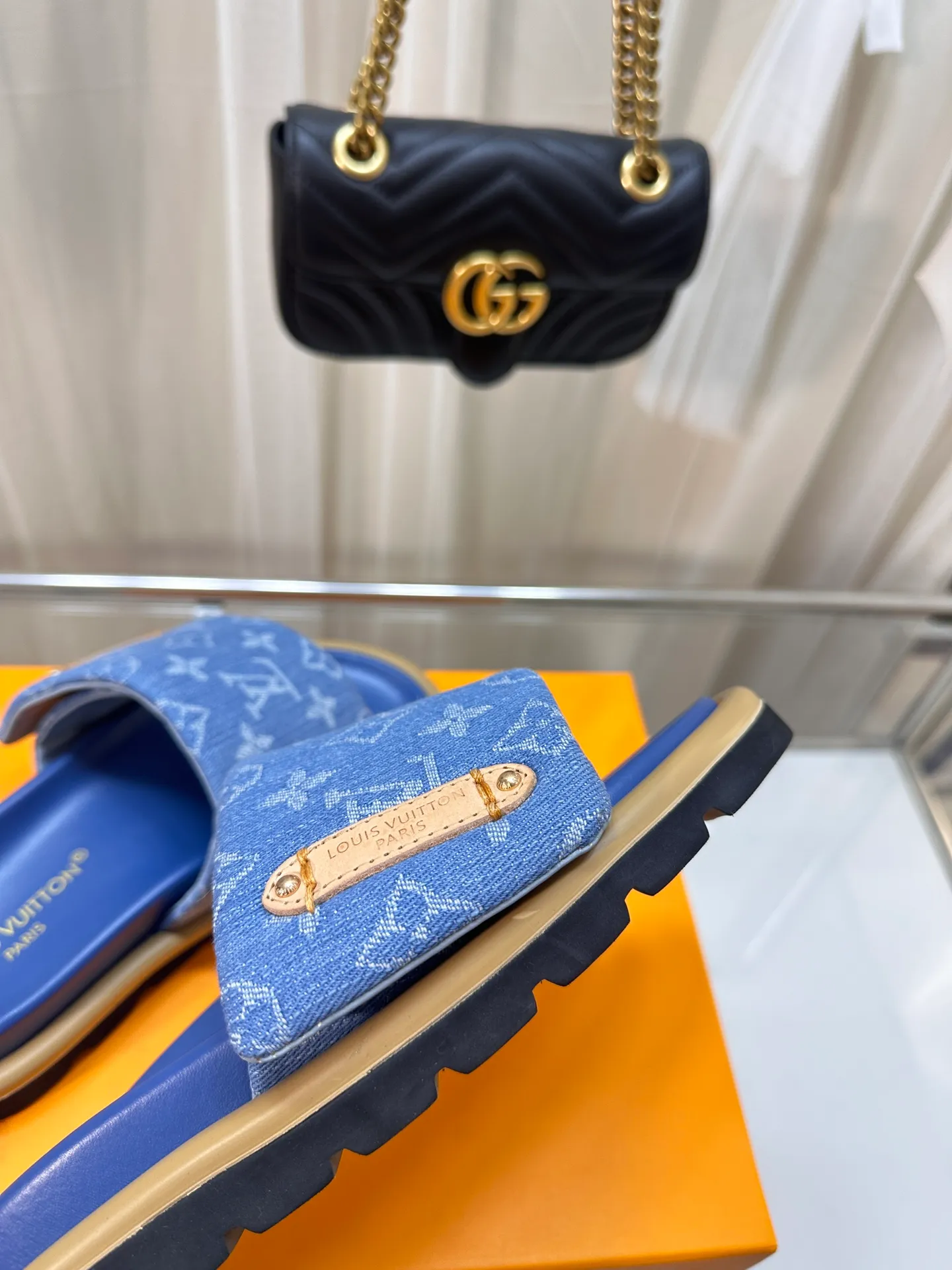 P360👟👟 LV couple’s counter features the latest hard goods of denim slippers🆕 ❥Purchase level! Full of high-end feel! A popular model among bloggers at home and abroad, it’s retro and fashionable and looks amazing on your feet! The official website’s main recommendation ▪️Upper: high-customized denim printed fabric ▪️Inner lining: imported goatskin lining ▪️Outsole: original molded non-slip and wear-resistant foam sole ▪️Size: Female 35-41 Male 41-45